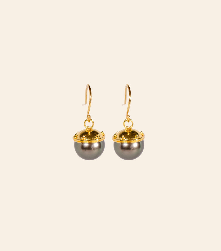 Granulated Johannes Earring in Tahitian Pearl