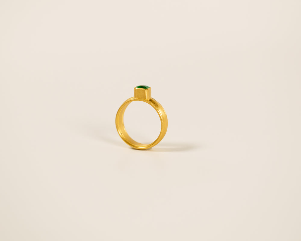 Large Ribbed Band with Emerald in UR Setting